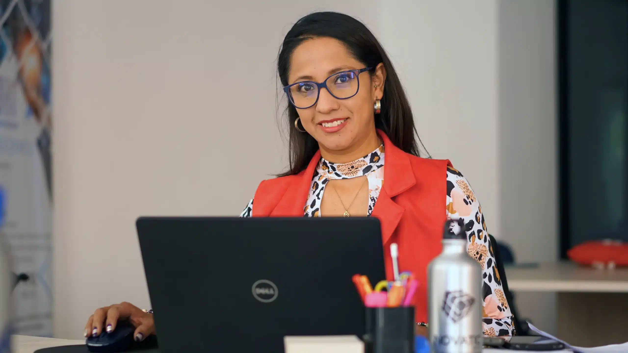 Chica en un escritorio con una computadora