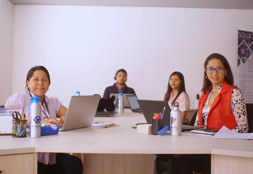 Equipo de trabajo de Novatic Group en una mesa de la empresa